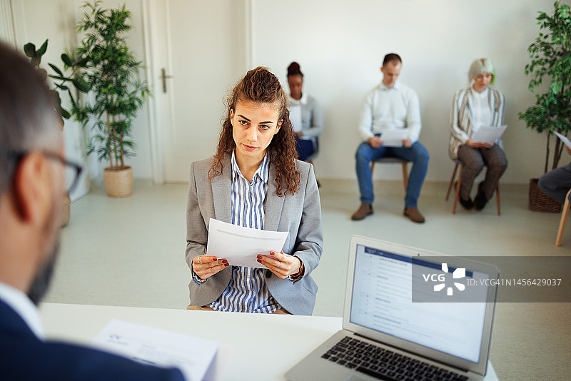 参加工作面试的年轻美女图片素材