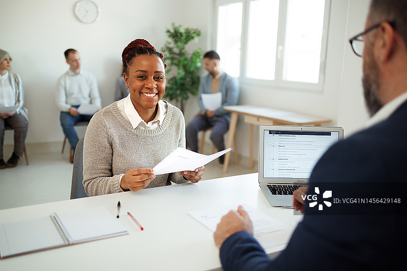 年轻漂亮女性面试肖像图片素材