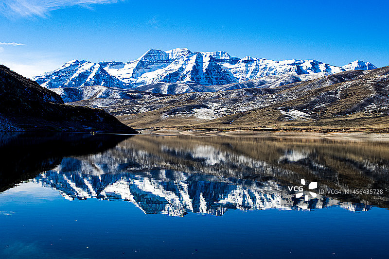 犹他州的蒂姆帕诺戈斯山和鹿溪水库图片素材