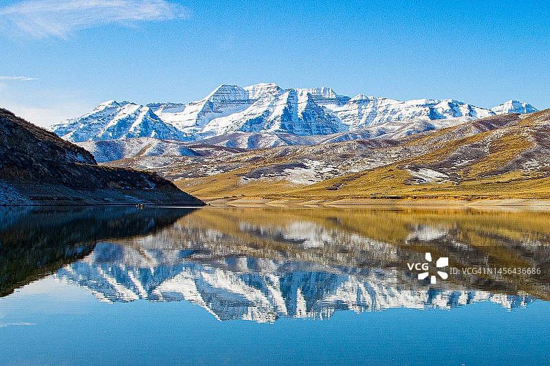犹他州的蒂姆帕诺戈斯山和鹿溪水库图片素材