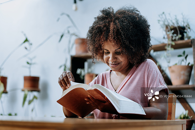 阅读圣经的女人图片素材