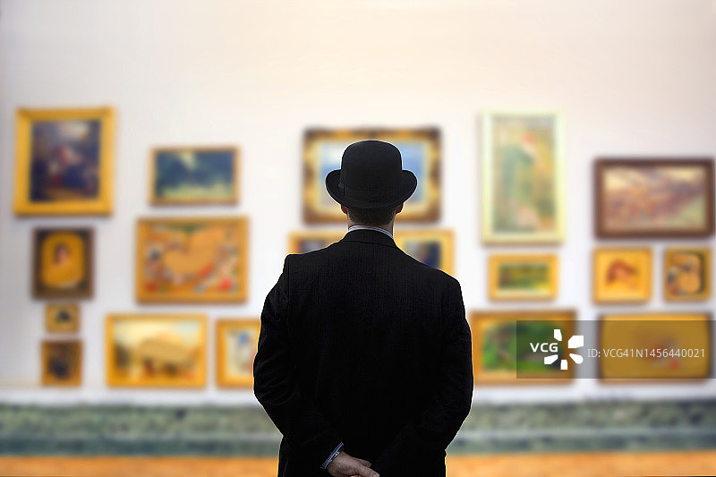 在画廊里戴着圆顶礼帽的男人图片素材