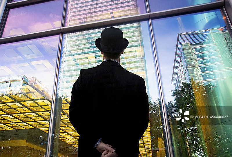 戴着圆顶硬礼帽的英国男人图片素材