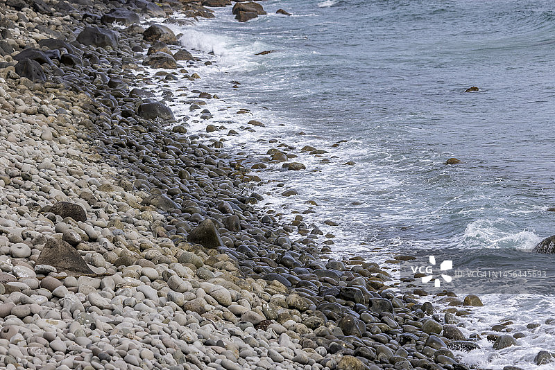 诺福克岛海滩上干净的海水和黑色岩石图片素材
