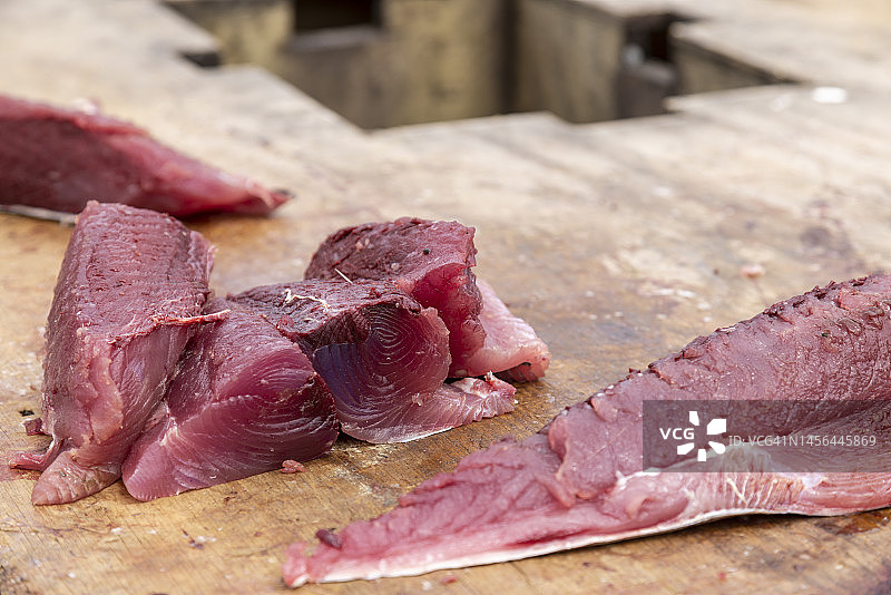 在大型木桌上切片的金枪鱼图片素材