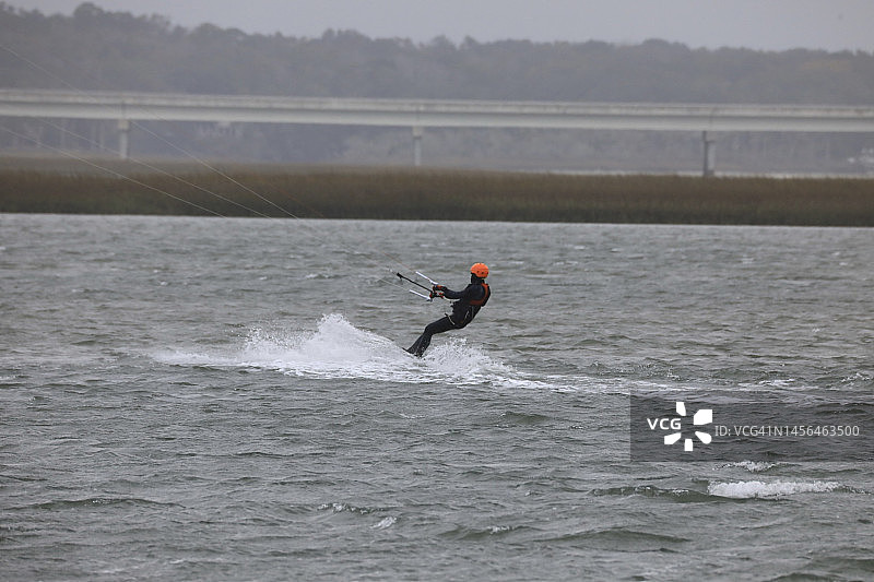 水面上的自由式风筝冲浪图片素材