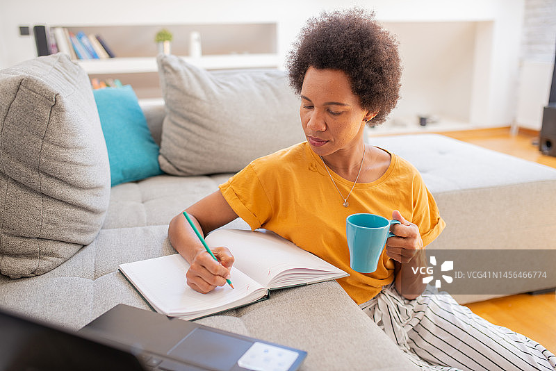 中年女性在家工作图片素材