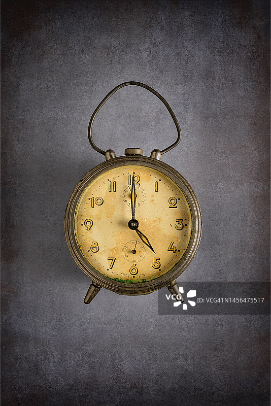 乡村背景上的复古闹钟图片素材