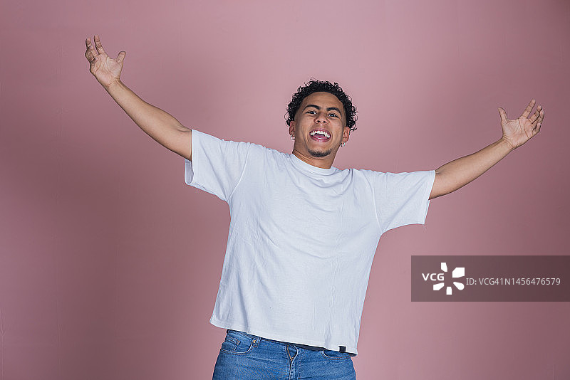 年轻的非洲男人震惊地听到谣言新闻，粉彩色背景图片素材