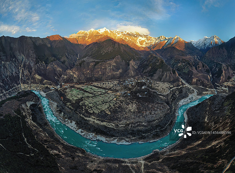 雅鲁藏布江与南迦巴瓦峰，西藏图片素材