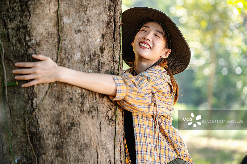 女生态学家拥抱树木，环保理念，绿色，保护，碳减排图片素材