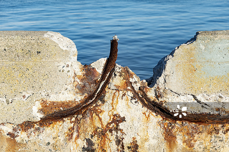 混凝土墙上的生锈缆线图片素材