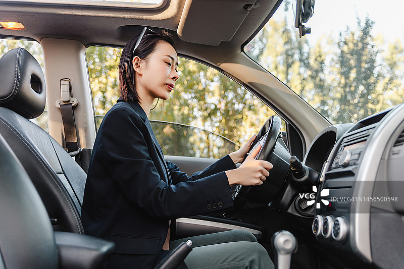 亚洲女人开车微笑图片素材