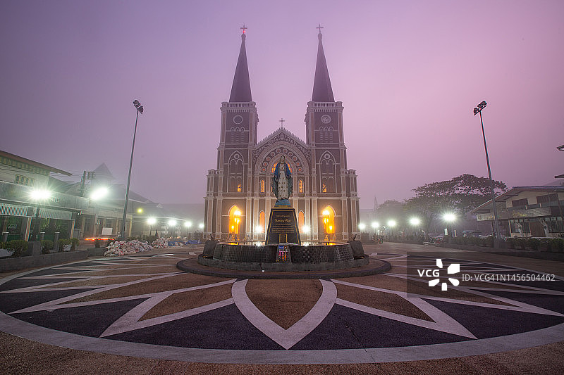 清晨薄雾中的尖竹汶府圣母无染原罪主教座堂图片素材