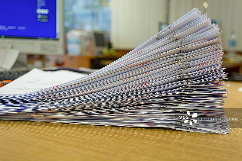 办公桌上的一堆纸张和文件图片素材