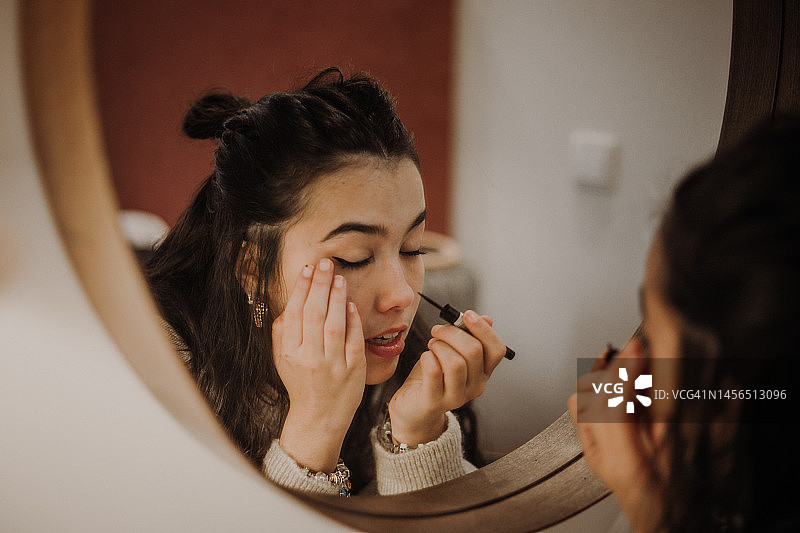 女性在晨间日常中化妆图片素材