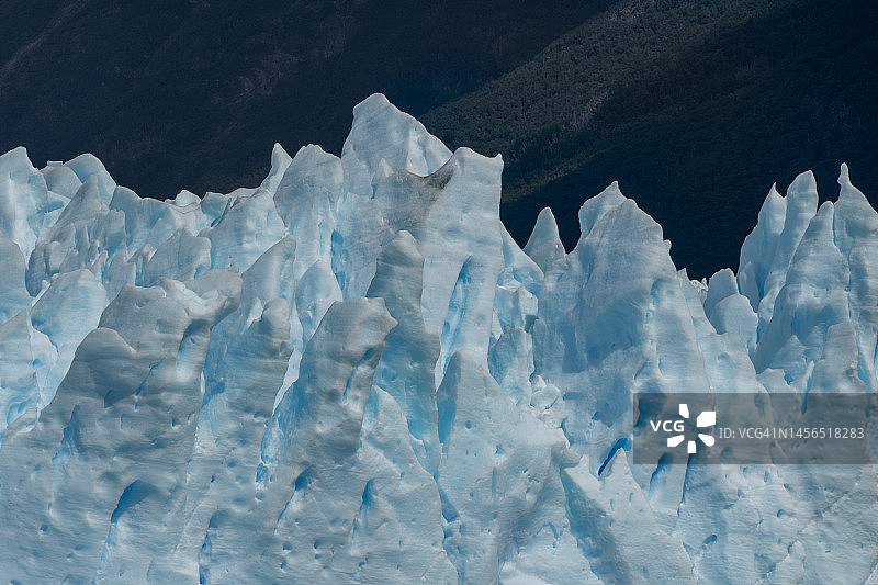 阿根廷巴塔哥尼亚的佩里托莫雷诺冰川边缘图片素材