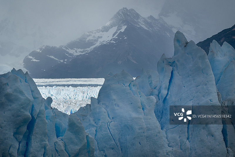 阿根廷巴塔哥尼亚的佩里托莫雷诺冰川边缘图片素材
