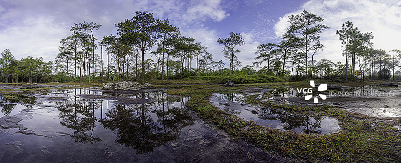 泰国黎逸府Phu Kradueng国家公园暴雨后天空的风景全景图片素材