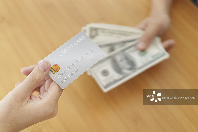 手持信用卡兑换现金图片素材