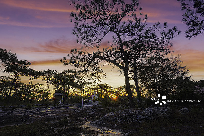 泰国黎逸府Phu Kradueng国家公园的日落美景图片素材