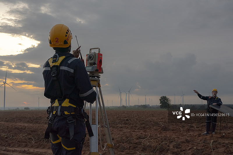 测量员，早上使用测量设备工作的男性电气工程师图片素材
