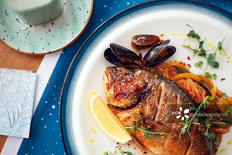 熟多拉多鱼配贻贝和蔬菜图片素材