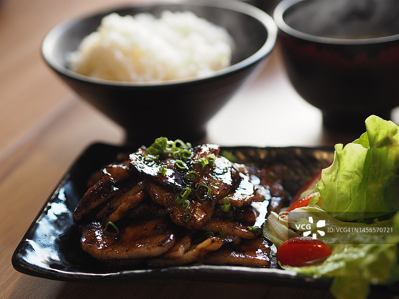 搭配生菜和番茄的木炭烤猪肉图片素材