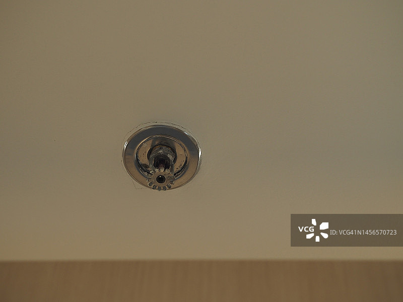 白色天花板上的洒水喷头图片素材