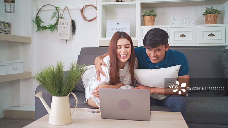 情侣在线购物图片素材