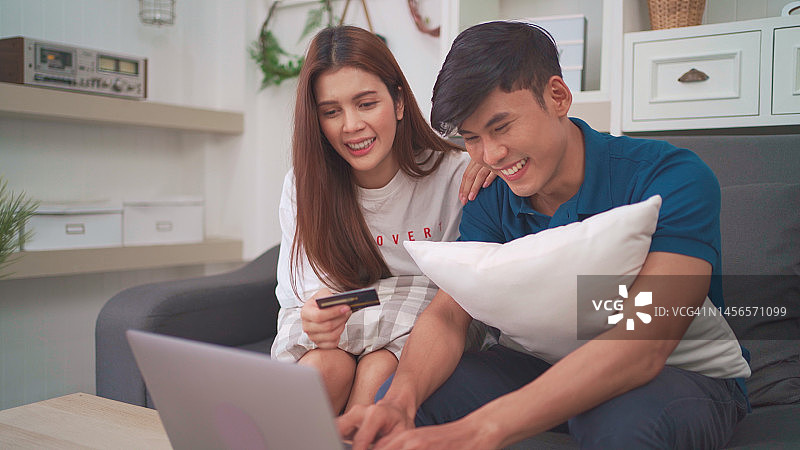 情侣在家网上购物图片素材