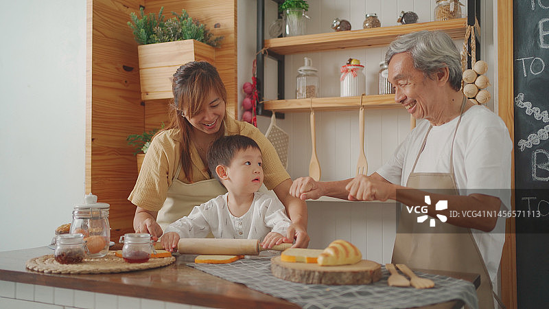 亚洲男孩学习烘焙图片素材