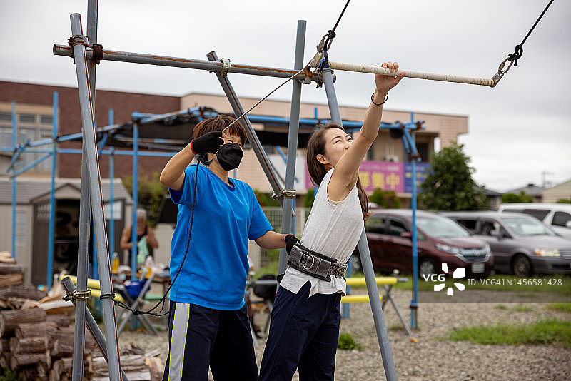 年轻女子练习空中飞人图片素材