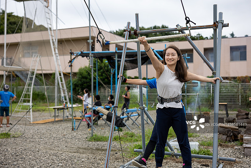 年轻女子练习空中飞人图片素材