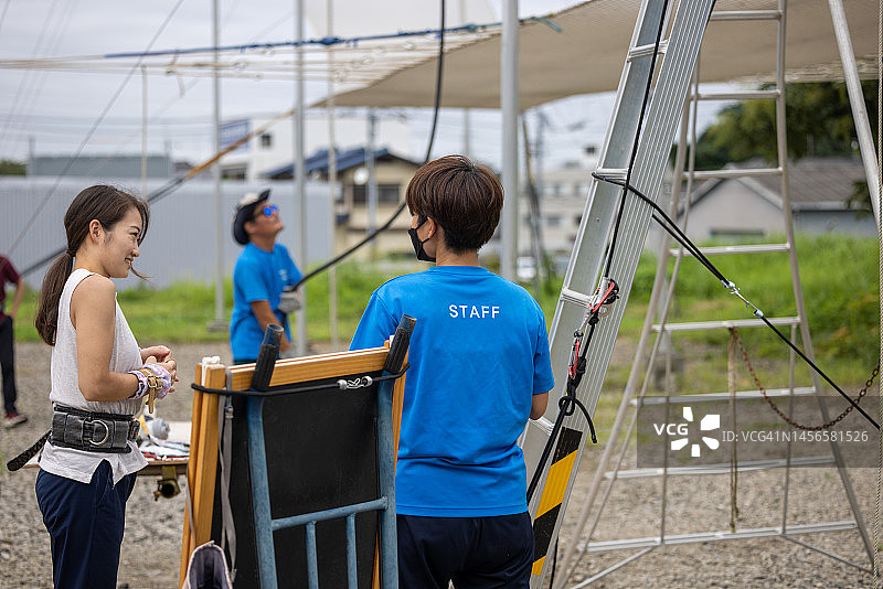 交谈中的高空秋千表演者图片素材