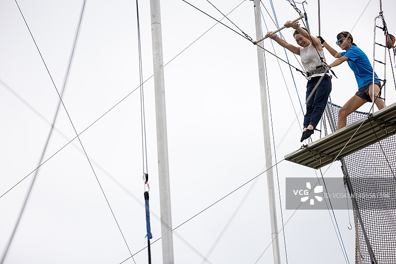 年轻女子从跳台上起飞图片素材