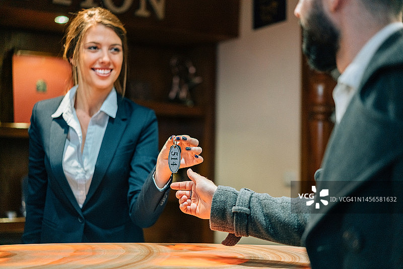 接待员给酒店客人钥匙图片素材