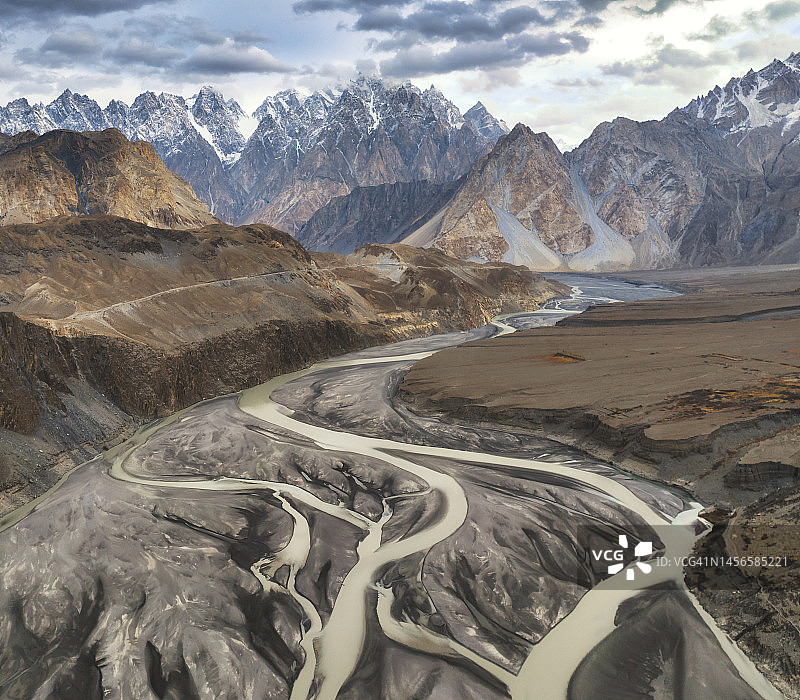 巴基斯坦北部：帕苏山谷与罕萨河的航拍景观图片素材