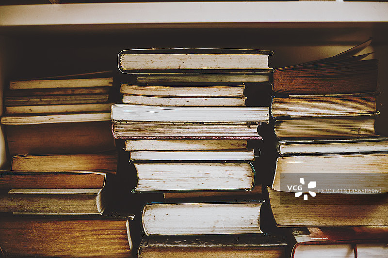 书籍全画幅阅读图片素材