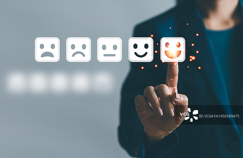 客户服务满意度概念，商务女性触摸虚拟屏幕，五星级满意度服务评价，印象深刻图片素材