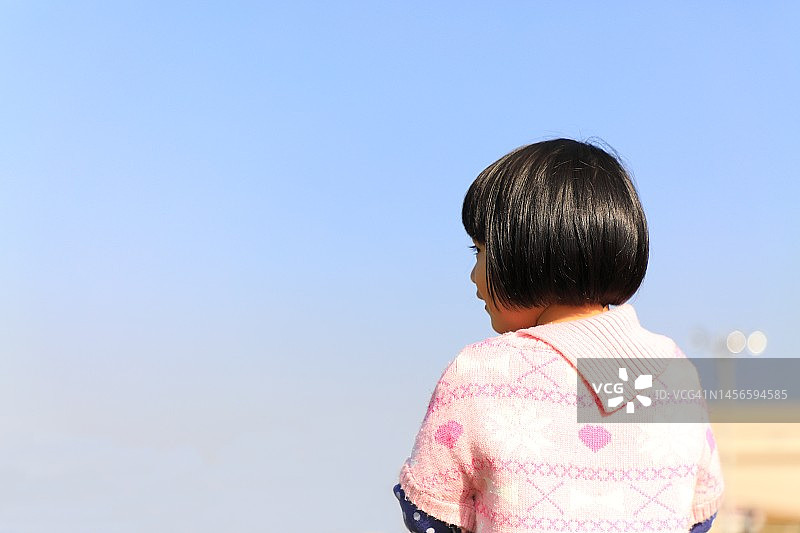 小女孩的背影（含文案空间）图片素材