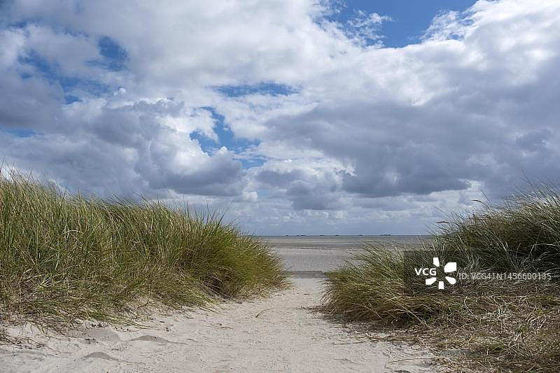 通往海滩的沙丘小径，位于德国石勒苏益格-荷尔斯泰因州北弗里西亚群岛的弗尔图片素材