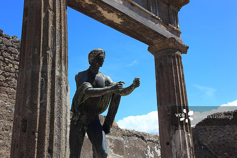 公元前120年阿波罗神庙中的阿波罗雕像，庞贝，位于那不勒斯湾的坎帕尼亚古城，公元79年维苏威火山爆发时被埋没，意大利图片素材