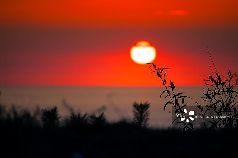 波兰海滩日出时的绚丽色彩图片素材