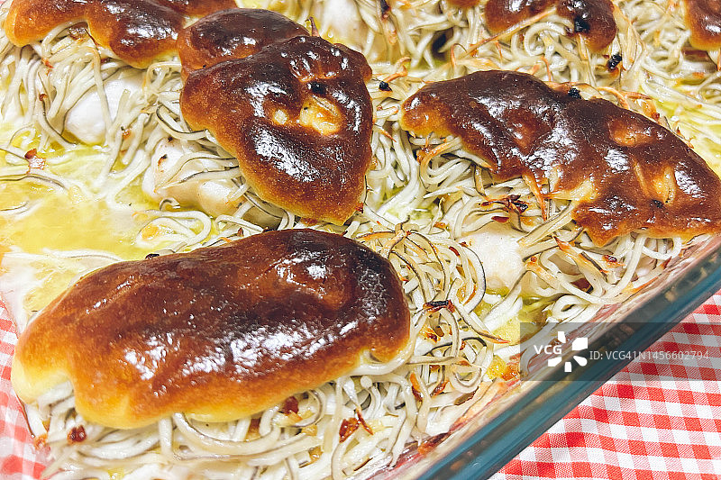 鳕鱼配人造小鳗鱼和烤蛋黄酱图片素材