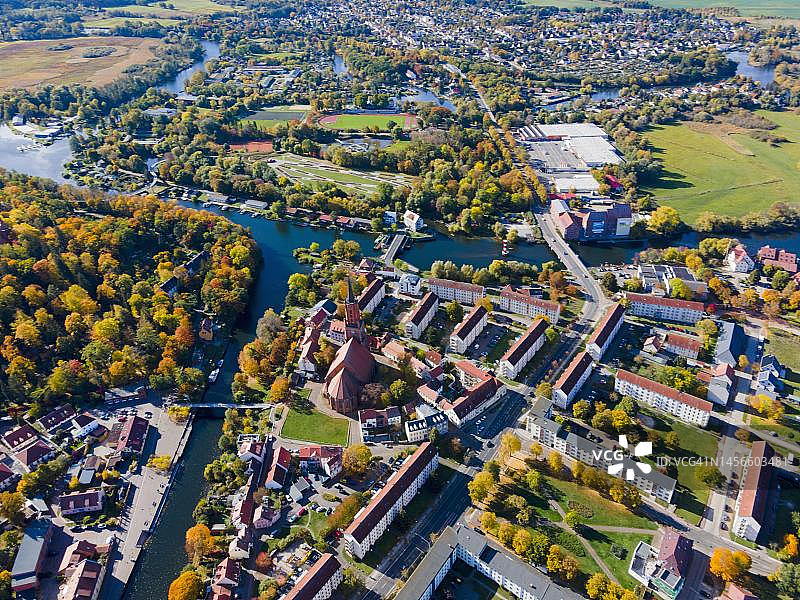 德国勃兰登堡州哈弗兰县拉特诺老城岛圣玛丽安德烈亚斯教堂无人机航拍图片素材