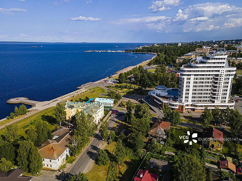 俯瞰俄罗斯卡累利阿共和国的彼得罗扎沃茨克和奥涅加湖图片素材