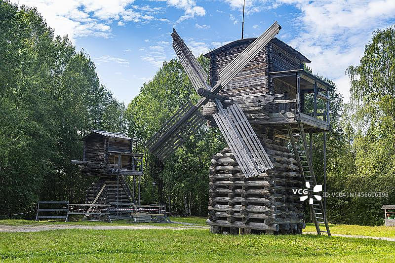 俄罗斯阿尔汉格尔斯克卡累利阿木制风车图片素材