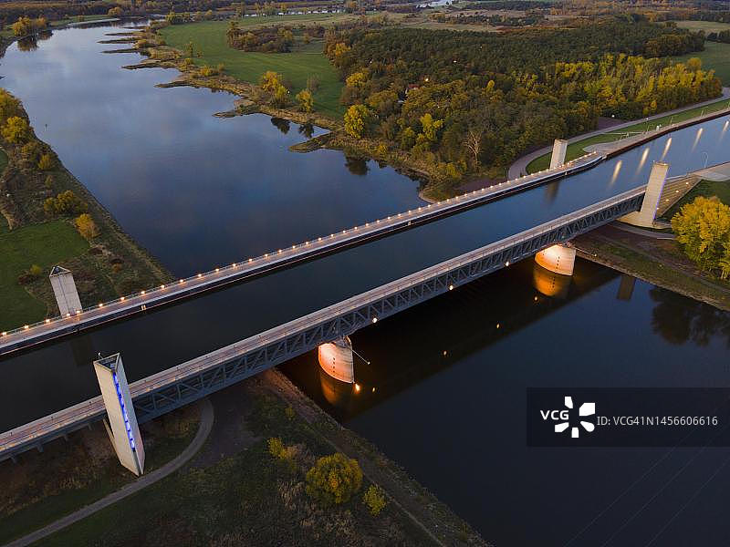 无人机拍摄：蓝色时刻的马格德堡水路枢纽，运河桥，德国萨克森-安哈尔特州马格德堡图片素材