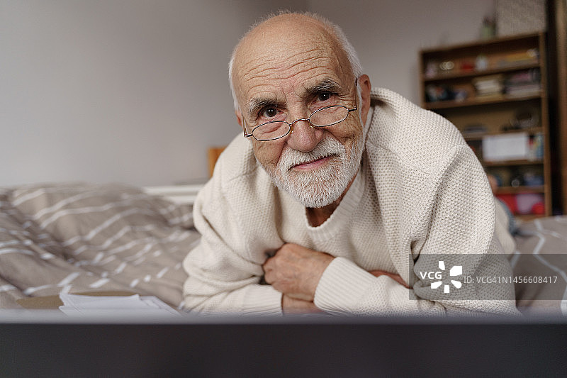 戴眼镜的老人在笔记本电脑前的人像图片素材